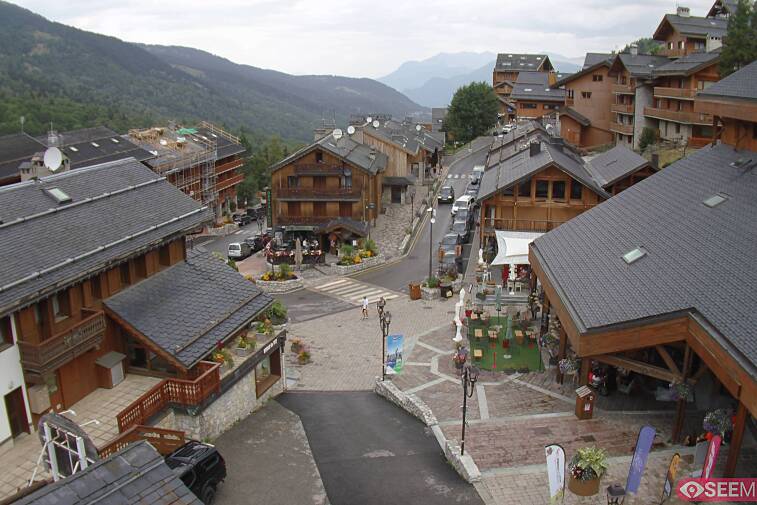 Webcam view of the square at the heart of Meribel, as seen from Hotel Le Doron. On the right is the Tourist Office and main Post Office. Sometimes you can see live entertainment in the square in front