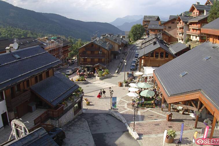 Webcam view of the square at the heart of Meribel, as seen from Hotel Le Doron. On the right is the Tourist Office and main Post Office. Sometimes you can see live entertainment in the square in front