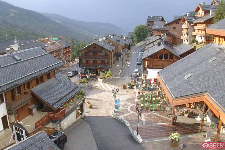 Webcam view of the square at the heart of Meribel, as seen from Hotel Le Doron. On the right is the Tourist Office and main Post Office. Sometimes you can see live entertainment in the square in front