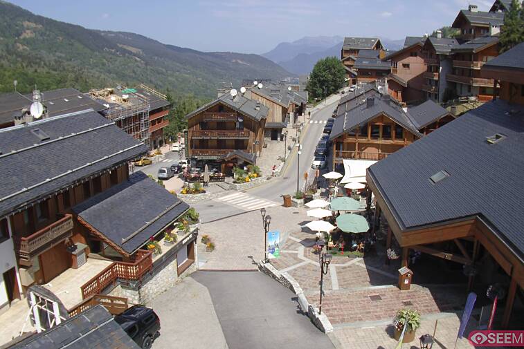 Webcam view of the square at the heart of Meribel, as seen from Hotel Le Doron. On the right is the Tourist Office and main Post Office. Sometimes you can see live entertainment in the square in front