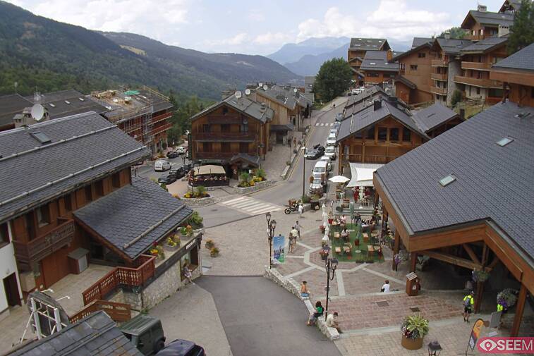 Webcam view of the square at the heart of Meribel, as seen from Hotel Le Doron. On the right is the Tourist Office and main Post Office. Sometimes you can see live entertainment in the square in front