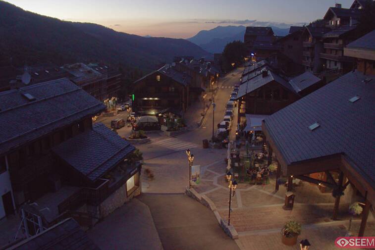 Webcam view of the square at the heart of Meribel, as seen from Hotel Le Doron. On the right is the Tourist Office and main Post Office. Sometimes you can see live entertainment in the square in front