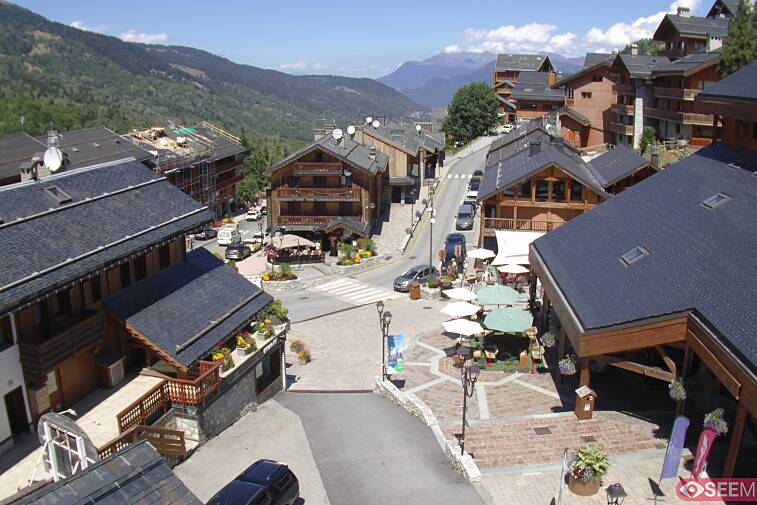 Webcam view of the square at the heart of Meribel, as seen from Hotel Le Doron. On the right is the Tourist Office and main Post Office. Sometimes you can see live entertainment in the square in front