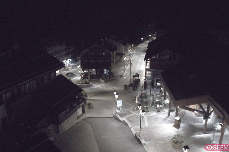Webcam view of the square at the heart of Meribel, as seen from Hotel Le Doron. On the right is the Tourist Office and main Post Office. Sometimes you can see live entertainment in the square in front