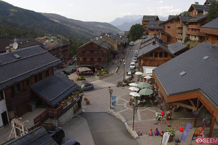 Webcam view of the square at the heart of Meribel, as seen from Hotel Le Doron. On the right is the Tourist Office and main Post Office. Sometimes you can see live entertainment in the square in front