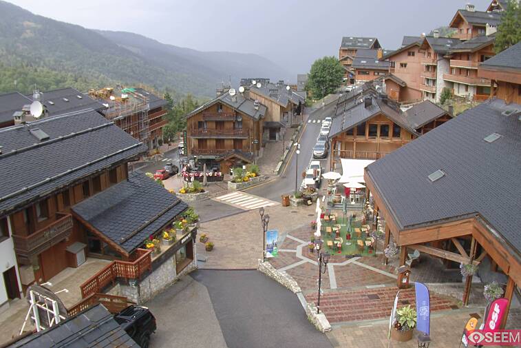 Webcam view of the square at the heart of Meribel, as seen from Hotel Le Doron. On the right is the Tourist Office and main Post Office. Sometimes you can see live entertainment in the square in front