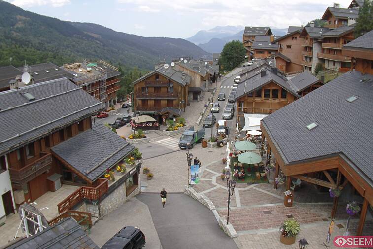 Webcam view of the square at the heart of Meribel, as seen from Hotel Le Doron. On the right is the Tourist Office and main Post Office. Sometimes you can see live entertainment in the square in front