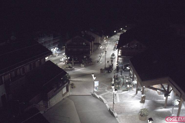 Webcam view of the square at the heart of Meribel, as seen from Hotel Le Doron. On the right is the Tourist Office and main Post Office. Sometimes you can see live entertainment in the square in front