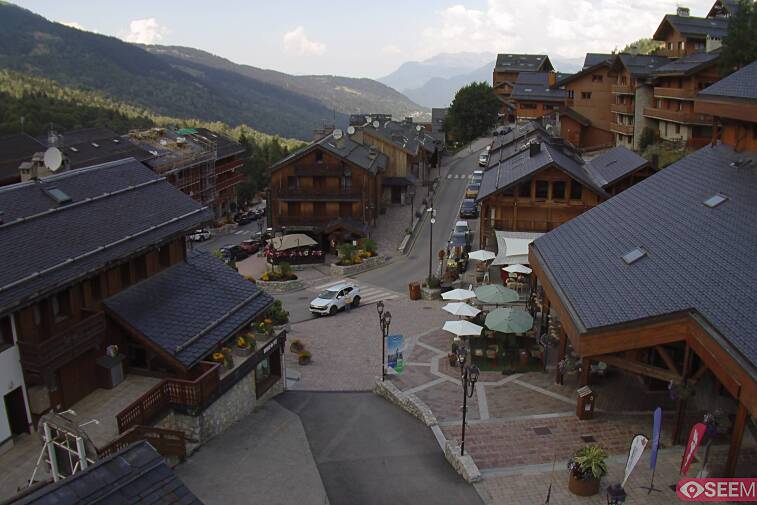 Webcam view of the square at the heart of Meribel, as seen from Hotel Le Doron. On the right is the Tourist Office and main Post Office. Sometimes you can see live entertainment in the square in front