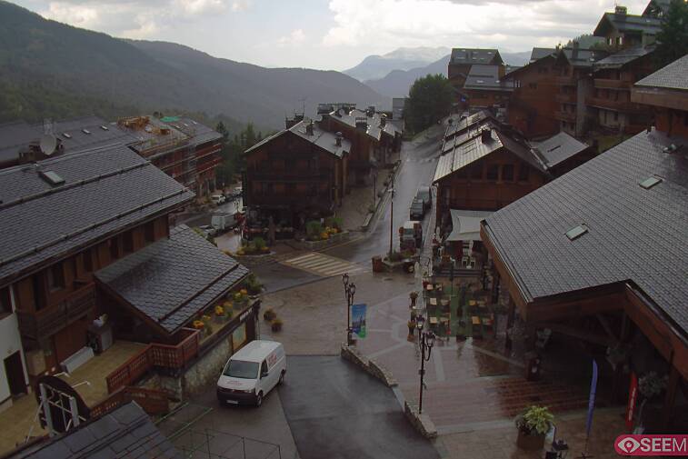 Webcam view of the square at the heart of Meribel, as seen from Hotel Le Doron. On the right is the Tourist Office and main Post Office. Sometimes you can see live entertainment in the square in front