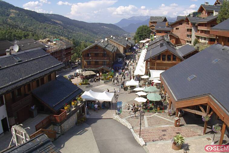 Webcam view of the square at the heart of Meribel, as seen from Hotel Le Doron. On the right is the Tourist Office and main Post Office. Sometimes you can see live entertainment in the square in front