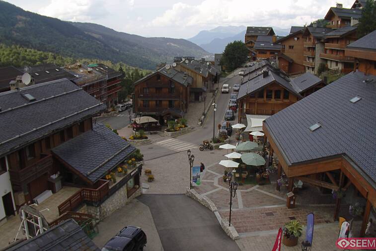 Webcam view of the square at the heart of Meribel, as seen from Hotel Le Doron. On the right is the Tourist Office and main Post Office. Sometimes you can see live entertainment in the square in front