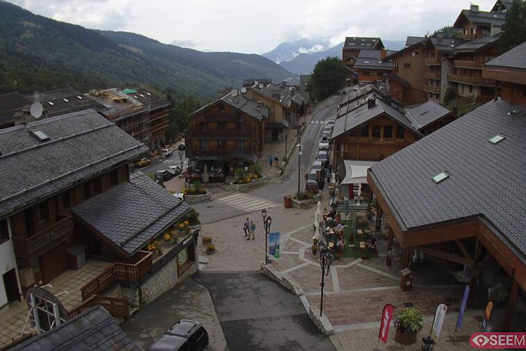 Webcam view of the square at the heart of Meribel, as seen from Hotel Le Doron. On the right is the Tourist Office and main Post Office. Sometimes you can see live entertainment in the square in front