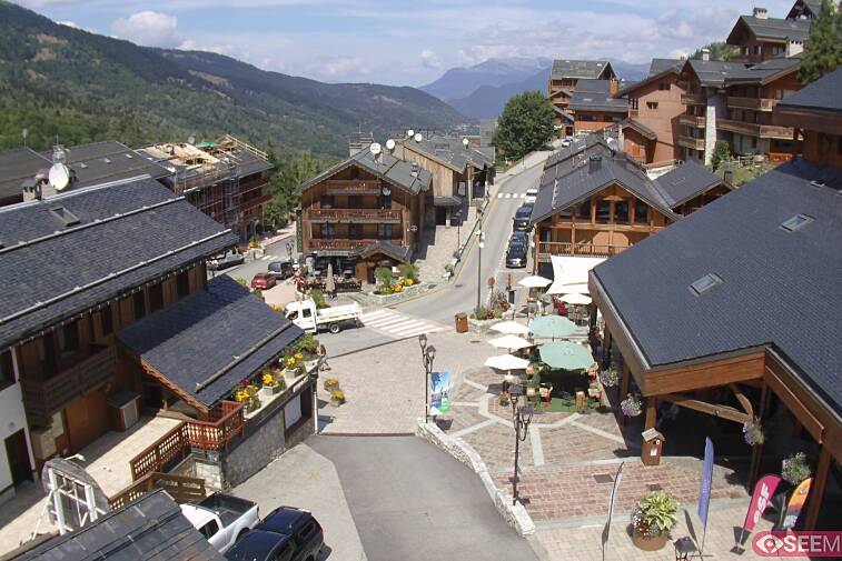 Webcam view of the square at the heart of Meribel, as seen from Hotel Le Doron. On the right is the Tourist Office and main Post Office. Sometimes you can see live entertainment in the square in front