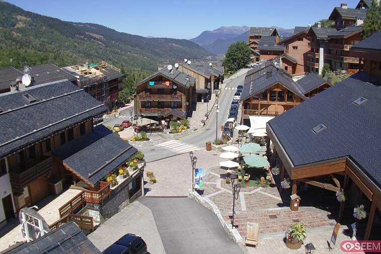 Webcam view of the square at the heart of Meribel, as seen from Hotel Le Doron. On the right is the Tourist Office and main Post Office. Sometimes you can see live entertainment in the square in front