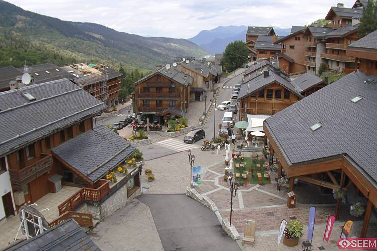Webcam view of the square at the heart of Meribel, as seen from Hotel Le Doron. On the right is the Tourist Office and main Post Office. Sometimes you can see live entertainment in the square in front