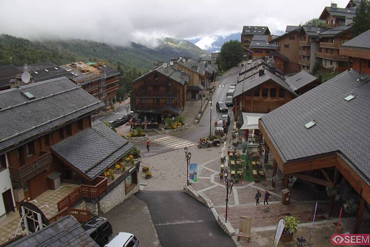 Webcam view of the square at the heart of Meribel, as seen from Hotel Le Doron. On the right is the Tourist Office and main Post Office. Sometimes you can see live entertainment in the square in front