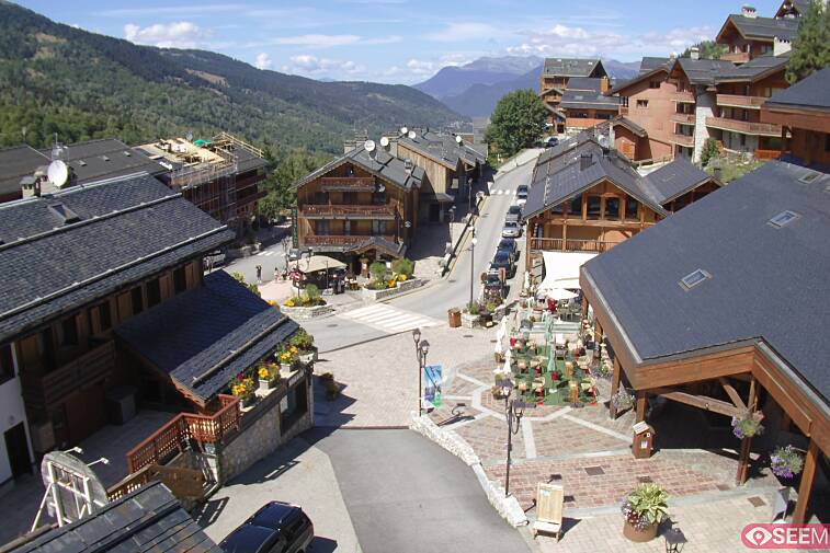 Webcam view of the square at the heart of Meribel, as seen from Hotel Le Doron. On the right is the Tourist Office and main Post Office. Sometimes you can see live entertainment in the square in front