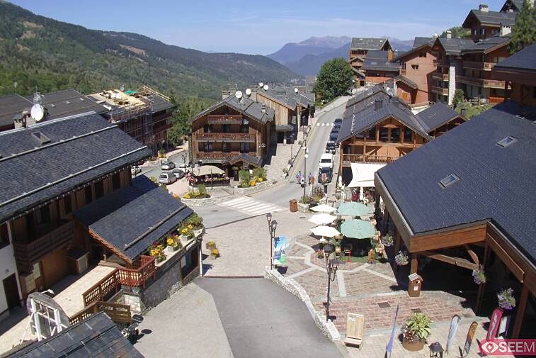 Webcam view of the square at the heart of Meribel, as seen from Hotel Le Doron. On the right is the Tourist Office and main Post Office. Sometimes you can see live entertainment in the square in front