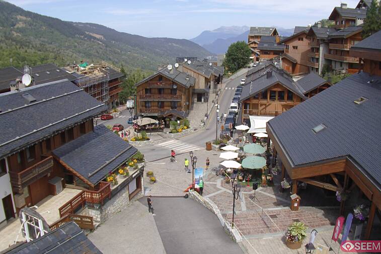Webcam view of the square at the heart of Meribel, as seen from Hotel Le Doron. On the right is the Tourist Office and main Post Office. Sometimes you can see live entertainment in the square in front