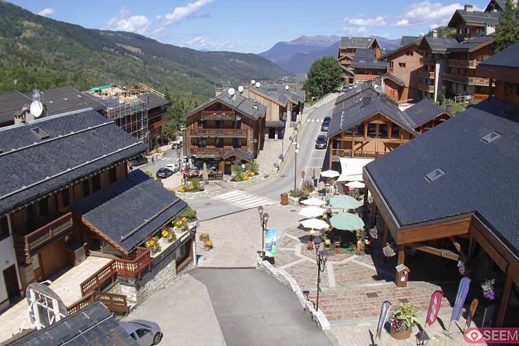 Webcam view of the square at the heart of Meribel, as seen from Hotel Le Doron. On the right is the Tourist Office and main Post Office. Sometimes you can see live entertainment in the square in front