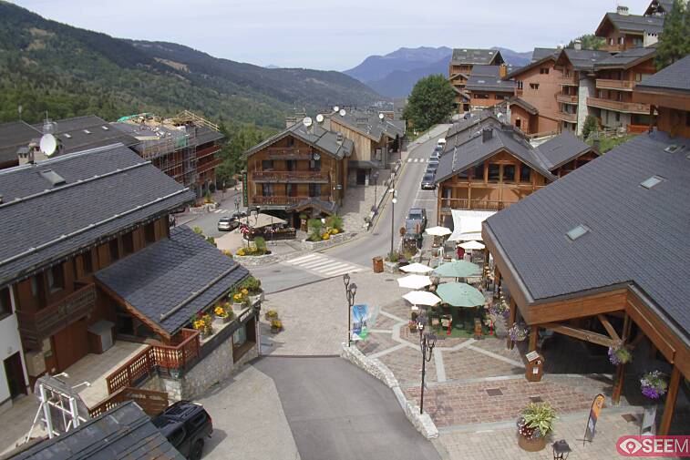 Webcam view of the square at the heart of Meribel, as seen from Hotel Le Doron. On the right is the Tourist Office and main Post Office. Sometimes you can see live entertainment in the square in front
