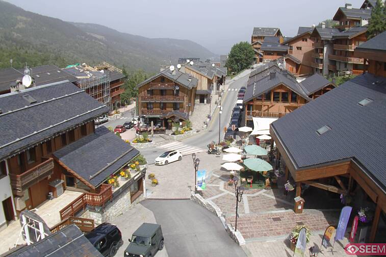 Webcam view of the square at the heart of Meribel, as seen from Hotel Le Doron. On the right is the Tourist Office and main Post Office. Sometimes you can see live entertainment in the square in front