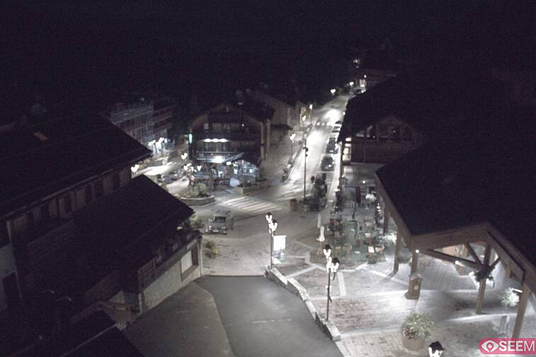 Webcam view of the square at the heart of Meribel, as seen from Hotel Le Doron. On the right is the Tourist Office and main Post Office. Sometimes you can see live entertainment in the square in front