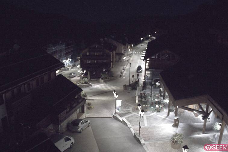Webcam view of the square at the heart of Meribel, as seen from Hotel Le Doron. On the right is the Tourist Office and main Post Office. Sometimes you can see live entertainment in the square in front