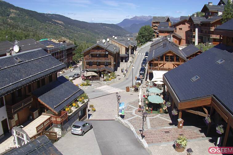 Webcam view of the square at the heart of Meribel, as seen from Hotel Le Doron. On the right is the Tourist Office and main Post Office. Sometimes you can see live entertainment in the square in front