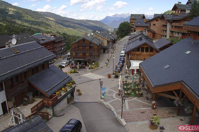 Webcam view of the square at the heart of Meribel, as seen from Hotel Le Doron. On the right is the Tourist Office and main Post Office. Sometimes you can see live entertainment in the square in front