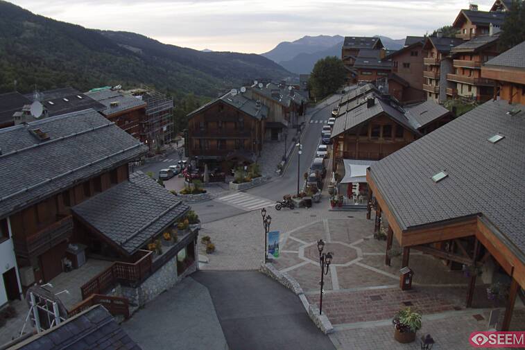 Webcam view of the square at the heart of Meribel, as seen from Hotel Le Doron. On the right is the Tourist Office and main Post Office. Sometimes you can see live entertainment in the square in front