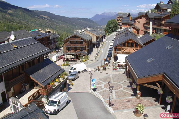 Webcam view of the square at the heart of Meribel, as seen from Hotel Le Doron. On the right is the Tourist Office and main Post Office. Sometimes you can see live entertainment in the square in front