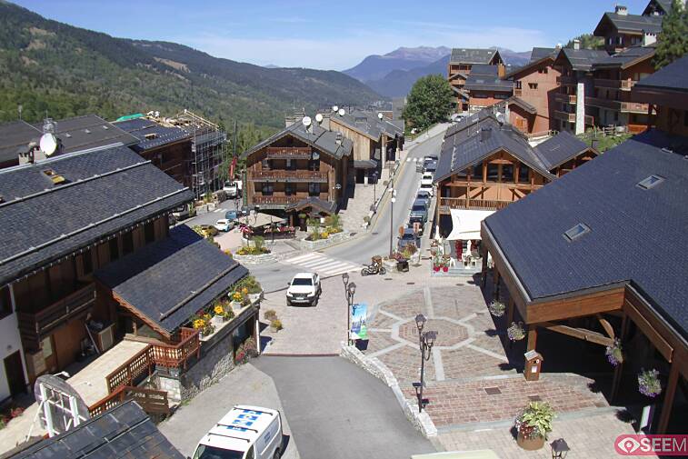 Webcam view of the square at the heart of Meribel, as seen from Hotel Le Doron. On the right is the Tourist Office and main Post Office. Sometimes you can see live entertainment in the square in front