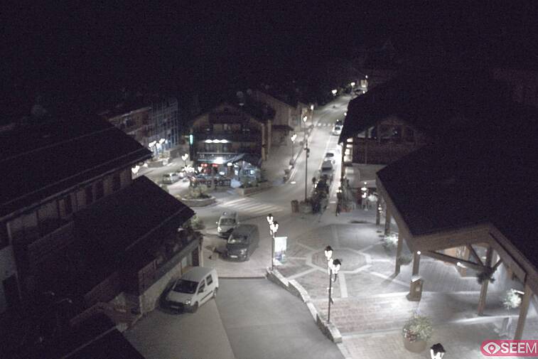 Webcam view of the square at the heart of Meribel, as seen from Hotel Le Doron. On the right is the Tourist Office and main Post Office. Sometimes you can see live entertainment in the square in front