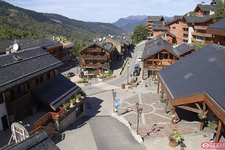 Webcam view of the square at the heart of Meribel, as seen from Hotel Le Doron. On the right is the Tourist Office and main Post Office. Sometimes you can see live entertainment in the square in front