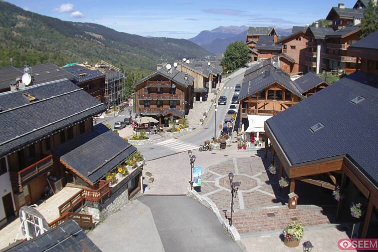 Webcam view of the square at the heart of Meribel, as seen from Hotel Le Doron. On the right is the Tourist Office and main Post Office. Sometimes you can see live entertainment in the square in front
