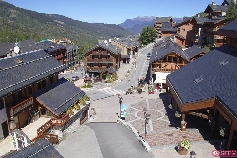 Webcam view of the square at the heart of Meribel, as seen from Hotel Le Doron. On the right is the Tourist Office and main Post Office. Sometimes you can see live entertainment in the square in front