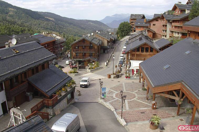 Webcam view of the square at the heart of Meribel, as seen from Hotel Le Doron. On the right is the Tourist Office and main Post Office. Sometimes you can see live entertainment in the square in front