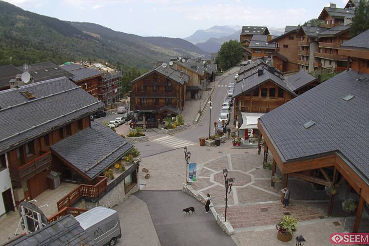 Webcam view of the square at the heart of Meribel, as seen from Hotel Le Doron. On the right is the Tourist Office and main Post Office. Sometimes you can see live entertainment in the square in front