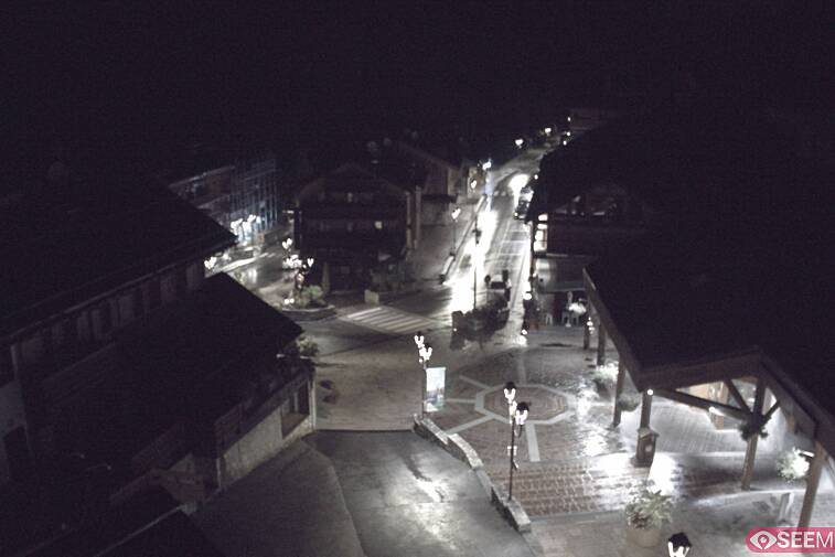 Webcam view of the square at the heart of Meribel, as seen from Hotel Le Doron. On the right is the Tourist Office and main Post Office. Sometimes you can see live entertainment in the square in front