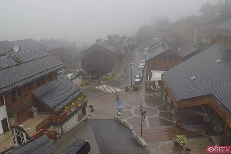 Webcam view of the square at the heart of Meribel, as seen from Hotel Le Doron. On the right is the Tourist Office and main Post Office. Sometimes you can see live entertainment in the square in front