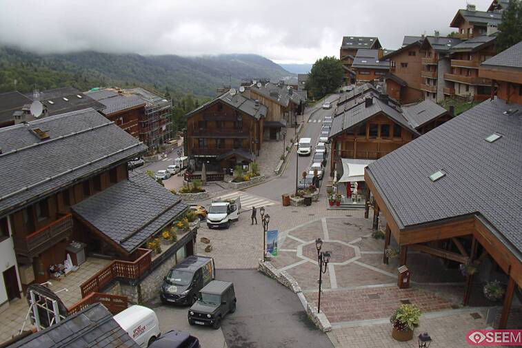 Webcam view of the square at the heart of Meribel, as seen from Hotel Le Doron. On the right is the Tourist Office and main Post Office. Sometimes you can see live entertainment in the square in front