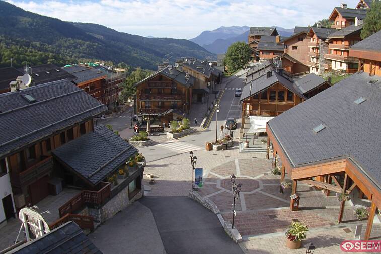Webcam view of the square at the heart of Meribel, as seen from Hotel Le Doron. On the right is the Tourist Office and main Post Office. Sometimes you can see live entertainment in the square in front