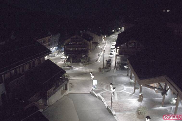 Webcam view of the square at the heart of Meribel, as seen from Hotel Le Doron. On the right is the Tourist Office and main Post Office. Sometimes you can see live entertainment in the square in front