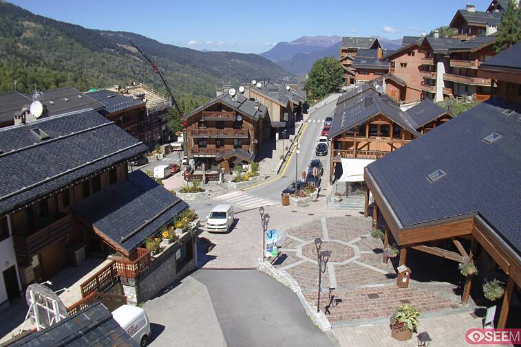 Webcam view of the square at the heart of Meribel, as seen from Hotel Le Doron. On the right is the Tourist Office and main Post Office. Sometimes you can see live entertainment in the square in front