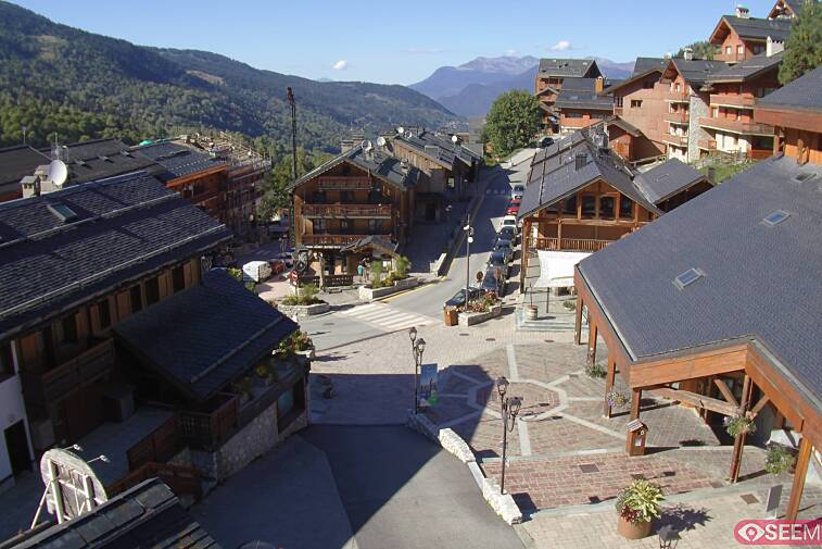 Webcam view of the square at the heart of Meribel, as seen from Hotel Le Doron. On the right is the Tourist Office and main Post Office. Sometimes you can see live entertainment in the square in front