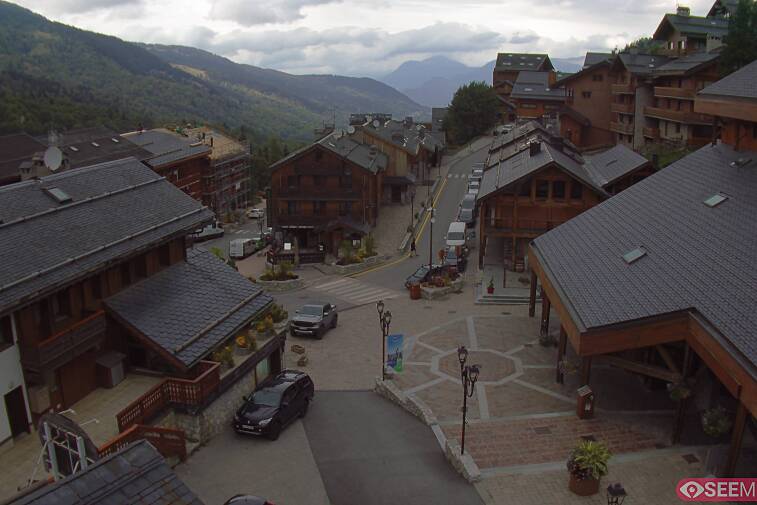 Webcam view of the square at the heart of Meribel, as seen from Hotel Le Doron. On the right is the Tourist Office and main Post Office. Sometimes you can see live entertainment in the square in front