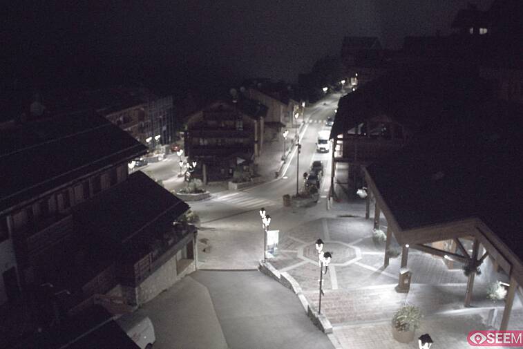 Webcam view of the square at the heart of Meribel, as seen from Hotel Le Doron. On the right is the Tourist Office and main Post Office. Sometimes you can see live entertainment in the square in front
