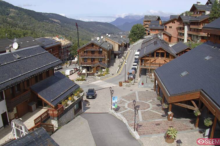 Webcam view of the square at the heart of Meribel, as seen from Hotel Le Doron. On the right is the Tourist Office and main Post Office. Sometimes you can see live entertainment in the square in front